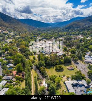 Vue aérienne de la belle ville de Bright dans les Alpes victoriennes, Australie Banque D'Images