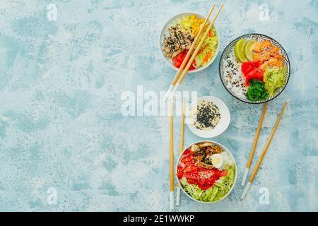 Bols avec riz et légumes savoureux sur fond de couleur Banque D'Images