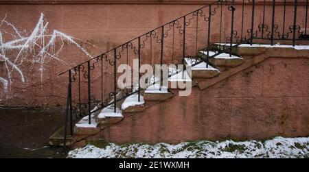 Escaliers à l'extérieur couverts de neige. Banque D'Images