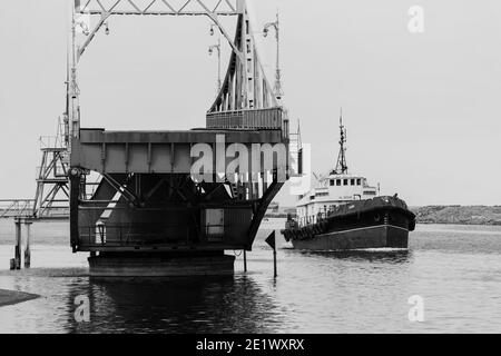 LETTONIE, LIEPAJA - AVRIL 30 : Liepaja est la troisième plus grande ville du pays, située sur la mer Baltique. Vue sur le navire et une partie du pont tournant sur 30 Banque D'Images