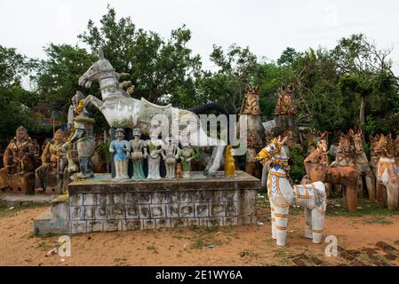 PUDUKKOTTAI, Inde - 17 août 2019 : vieux chevaux de terre cuite au temple Ayyanar Banque D'Images