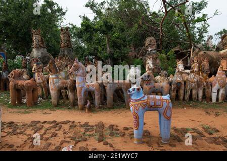 PUDUKKOTTAI, Inde - 17 août 2019 : vieux chevaux de terre cuite au temple Ayyanar Banque D'Images