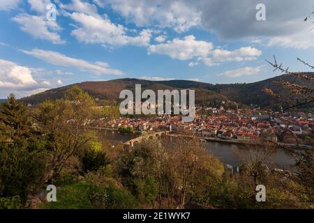 Vue panoramique sur la vieille ville de Heidelberg avec son château, son église Saint-Esprit et son vieux pont, en Allemagne. Banque D'Images