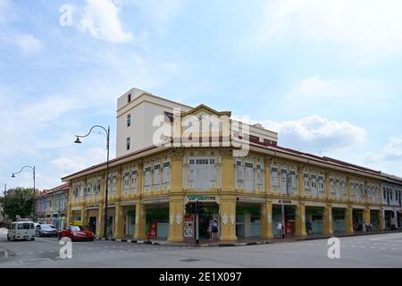 Jonction de la route Joo Chiat et de la route Koon Seng, avec un bâtiment conservé datant de 1928, Singapour Banque D'Images