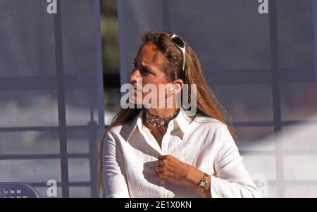 Princesse Zahra Aga Khan, président du Yacht Club Costa Smeralda, à Porto Cervo, Sardaigne, Italie en 2004 (scanné à partir de colorslide) Banque D'Images