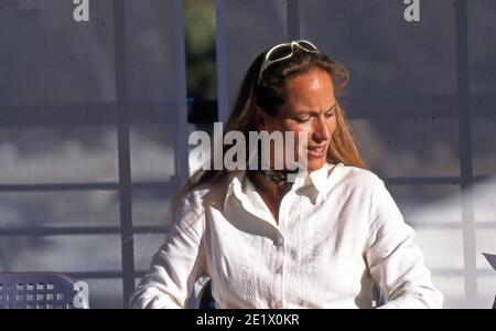 Princesse Zahra Aga Khan, président du Yacht Club Costa Smeralda, à Porto Cervo, Sardaigne, Italie en 2004 (scanné à partir de colorslide) Banque D'Images