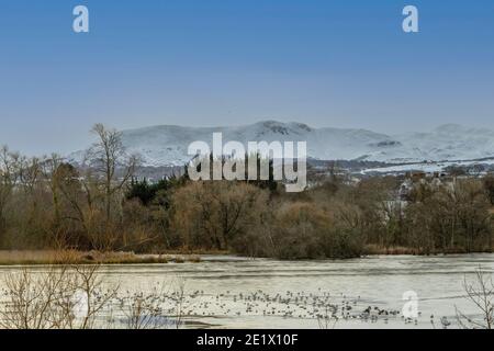 Neige sur la colline de Pentland depuis le Loch Duddingston, Édimbourg, Écosse, Royaume-Uni Banque D'Images