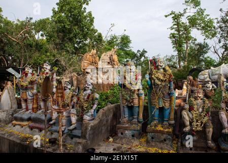 PUDUKKOTTAI, Inde - 17 août 2019 : statues de vieux dieux et chevaux de terre cuite au Temple Ayyanar Banque D'Images