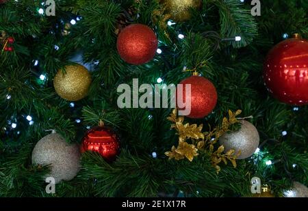 Une photo en gros plan des décorations accrochées à un sapin de Noël. Banque D'Images