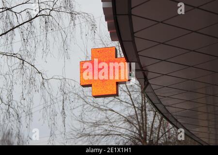 LED rouge sur l'extérieur, symbole des produits de santé et de pharmacie. Photo avec espace vide pour le texte. Banque D'Images