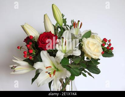 Un bouquet de fleurs encore vivant sur fond blanc Banque D'Images