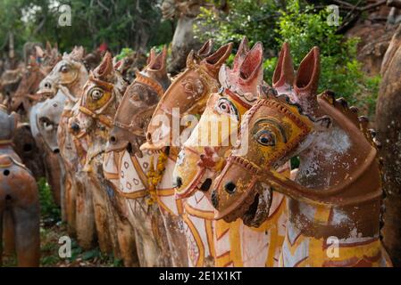 PUDUKKOTTAI, Inde - 17 août 2019 : vieux chevaux de terre cuite au temple Ayyanar Banque D'Images