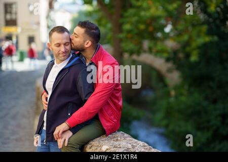 Couple gay embrassant un bel endroit près de la rivière. Banque D'Images
