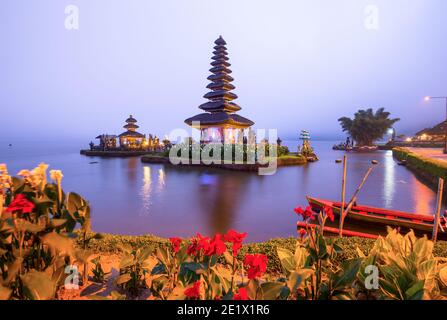 Pura Ulun Danu Bratan après le coucher du soleil, temple sur le lac, Bedugul, Bali, Indonésie Banque D'Images