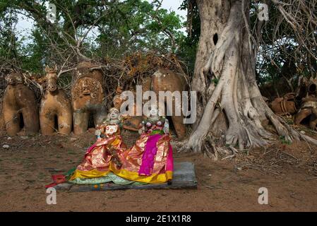 PUDUKKOTTAI, Inde - 17 août 2019 : statues de vieux dieux et chevaux de terre cuite au Temple Ayyanar Banque D'Images