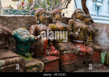 PUDUKKOTTAI, Inde - 17 août 2019 : vieilles statues en terre cuite au temple Ayyanar Banque D'Images