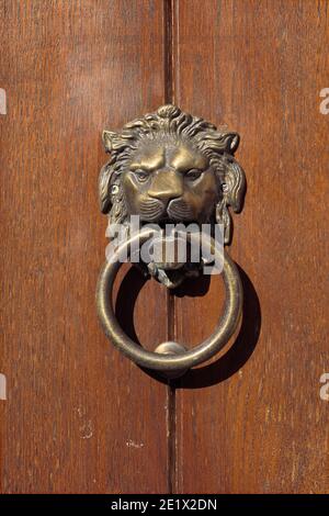 Maison de détail en Sicile sur la porte un lion de tête knocker ancien style preuve de la culture sicilienne Banque D'Images