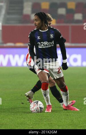 Londres, Royaume-Uni. 09e janvier 2021. Djed Spence, de Middlesbrough, est mis au défi lors du match de la 3e ronde de la coupe FA entre Brentford et Middlesbrough, au stade communautaire de Brentford, à Londres, en Angleterre, le 9 janvier 2021. Photo de Ken Sparks. Utilisation éditoriale uniquement, licence requise pour une utilisation commerciale. Aucune utilisation dans les Paris, les jeux ou les publications d'un seul club/ligue/joueur. Crédit : UK Sports pics Ltd/Alay Live News Banque D'Images