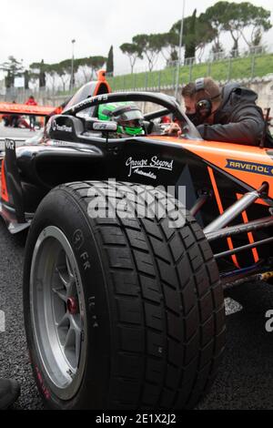 Vallelunga, Italie 5 décembre 2020, ACI Racing Weekend. Vue latérale gros plan d'un pneu humide sur une voiture de Formule avec le conducteur dans le cockpit parlant avec l'équipe M. Banque D'Images