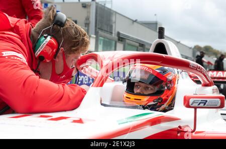 Vallelunga, Italie 5 décembre 2020, ACI Racing Weekend. Vue latérale gros plan d'un pilote de voiture de Formule dans un cockpit avec casque parlant avec te Banque D'Images