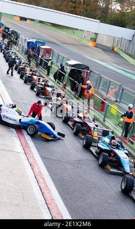 Grand nombre de voitures de course Formula alignées sur la piste asphaltée dans la voie de la fosse du circuit Banque D'Images