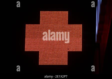 Croix de pixels lumineuse des lampes LED sur fond noir. Symbole de la croix rouge de la santé, de la médecine, de l'auto-soins. Stock photo avec espace vide pour le texte et la recherche Banque D'Images