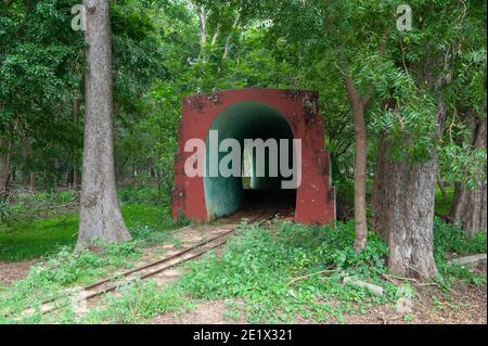 Pondichéry, Inde - décembre 2020 : le jardin botanique. Petit tunnel sur le chemin de fer pour visiter le jardin avec un petit train. Banque D'Images