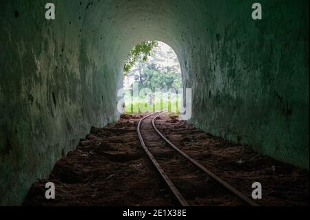 Pondichéry, Inde - décembre 2020 : le jardin botanique. Petit tunnel sur le chemin de fer pour visiter le jardin avec un petit train. Banque D'Images