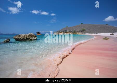 Des vagues se brisent sur la plage rose à Komodo Parc national en Indonésie Banque D'Images