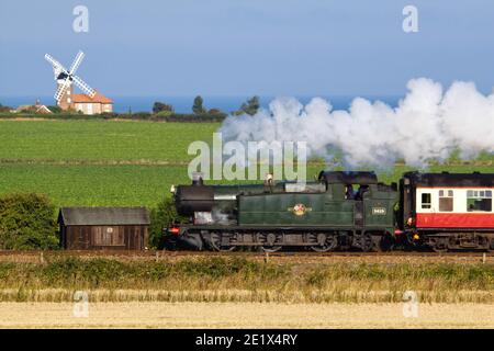 G.W.R. Locomotive à vapeur de classe 56XX no 5619 passant par le moulin à vent de Weybourne sur le chemin de fer de North Norfolk. Banque D'Images