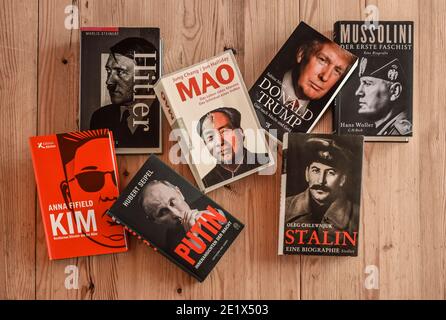 Biographies, livres de Kim Jong-un, Adolf Hitler, Vladimir Poutine, Mao Zedong, Josef Staline, Donald Trump et Benito Mussolini Banque D'Images