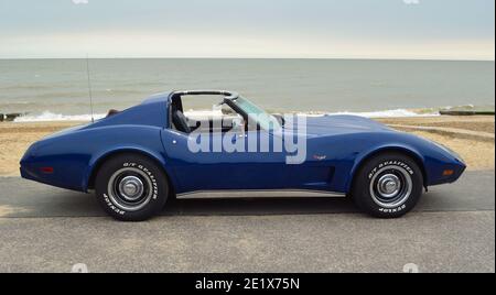 Classic Blue Corvette Sports car sur la promenade du front de mer. Banque D'Images