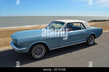 Classic Blue Ford Mustang voiture garée sur la promenade de front de mer Felixstowe. Banque D'Images