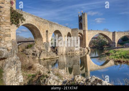 Rivière Fluvia avec pont médiéval au fond, Besalu. Garrotxa, Gérone, Catalogne, Espagne Banque D'Images