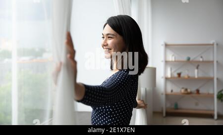 Bonne femme asiatique coréenne du millénaire admirant le paysage urbain du matin. Banque D'Images