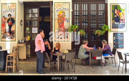 Bar à tapas Spainish avec carreaux de céramique colorés sur les murs, les clients apprécient le déjeuner. Banque D'Images