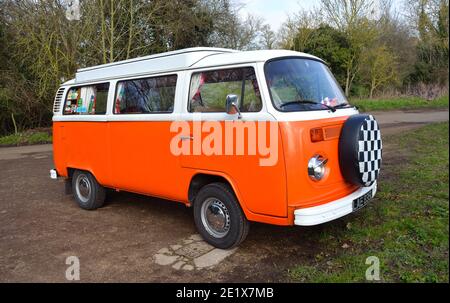 Fourgonnette classique VW Camper en blanc et orange . Banque D'Images