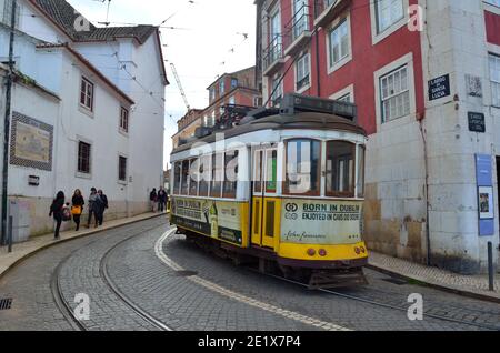 Vintage Streetcar - Tram dans les vieilles rues de la Alfama District Lisbonne Portugal Banque D'Images