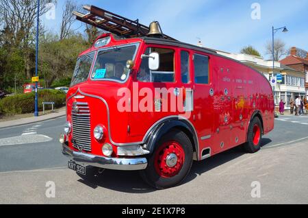 Vintage Commer Fire Engine - camion stationné sur la route. Banque D'Images