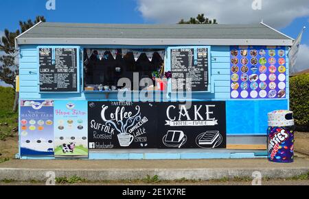 Kiosque de rafraîchissements en bord de mer sur la Promenade Felixstowe Suffolk, Angleterre, vend des glaces et des boissons chaudes aux voyageurs de jour et aux vacanciers. Banque D'Images