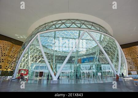 MARRAKECH, MAROC - 15 FÉVRIER 2017 : façade avant moderne de l'aeroport Marrakech Menara dans la région de Tensift-El Haouz. Banque D'Images