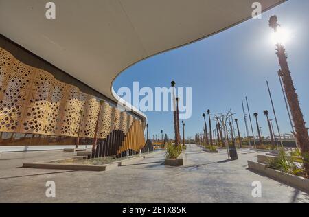 MARRAKECH, MAROC - 15 FÉVRIER 2017 : façade avant moderne de l'aeroport Marrakech Menara dans la région de Tensift-El Haouz. Banque D'Images