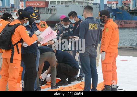 Jakarta, Indonésie. 10 janvier 2021. L'agent du Comité national de la sécurité des transports examine les débris récupérés sur le site de l'accident Sriwijaya Air SJ 182, à quai, au port de Tanjung Priok, à Jakarta, en Indonésie, le dimanche 10 janvier 2021. (Photo de Rahmat Dian Prasanto/INA photo Agency/Sipa USA) crédit: SIPA USA/Alay Live News Banque D'Images