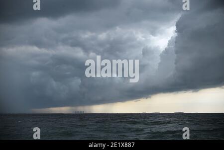 Jakarta, Indonésie. 10 janvier 2021. Des nuages sombres sont visibles à Jakarta, Indonésie, le 10 janvier 2021. Credit: Zulkarnain/Xinhua/Alamy Live News Banque D'Images