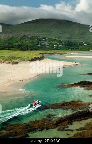 Bateau de pêche près de la plage de Derrynane sur la voie de l'Atlantique sauvage sur l'anneau du Kerry en Irlande. Banque D'Images