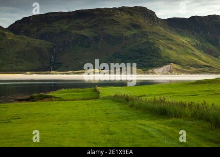 Montagnes, plage et dunes de sable sur la voie de l'Atlantique sauvage à Donegal en Irlande. Banque D'Images