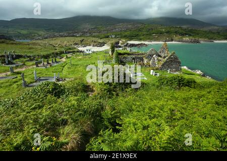 Ruine de l'abbaye et cimetière à Derrynane sur la voie de l'Atlantique sauvage sur l'anneau de Kerry en Irlande. Banque D'Images