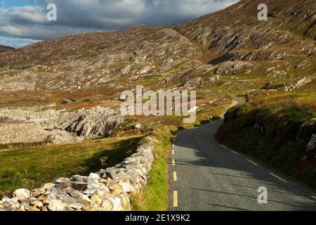 Traversez les montagnes sur la péninsule de Beara sur la voie de l'Atlantique sauvage à West Cork en Irlande. Banque D'Images