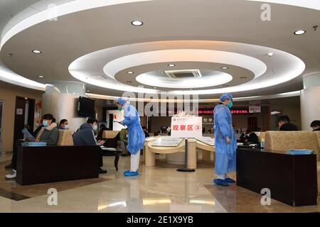 Pékin, Chine. 10 janvier 2021. Les travailleurs médicaux vérifient les personnes qui ont été inoculées avec les vaccins COVID-19 à l'hôpital universitaire de Pékin, capitale de la Chine, le 10 janvier 2021. Beijing est prévu de terminer l'inoculation pour les groupes clés avant le Festival de printemps, qui se déroule le 12 février de cette année. Crédit: REN Chao/Xinhua/Alay Live News Banque D'Images