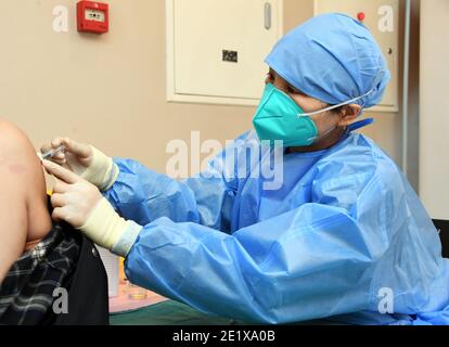 Pékin, Chine. 10 janvier 2021. Un travailleur médical inocule un receveur avec un vaccin COVID-19 à l'hôpital universitaire de Pékin, à Beijing, capitale de la Chine, le 10 janvier 2021. Beijing est prévu de terminer l'inoculation pour les groupes clés avant le Festival de printemps, qui se déroule le 12 février de cette année. Crédit: REN Chao/Xinhua/Alay Live News Banque D'Images